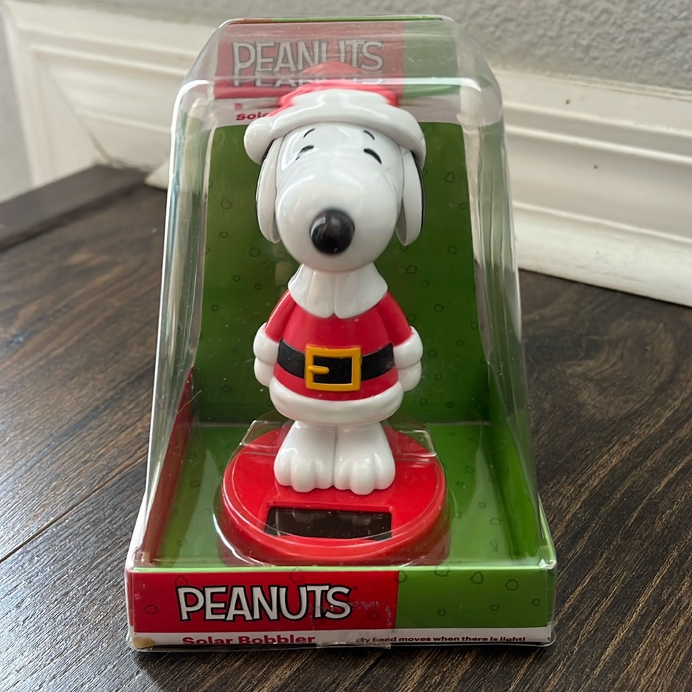 Nib holiday snoopy solar bobbler